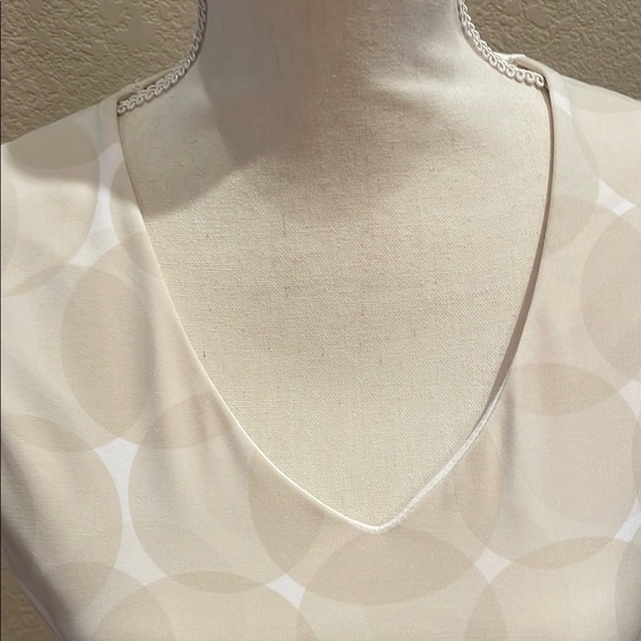 New The Limited Cream Scoop Neck Sleeveless Top - Picture 3 of 6
